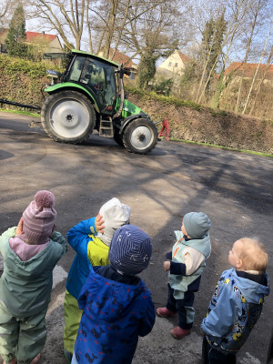 Der Traktor ist ganz schön laut!